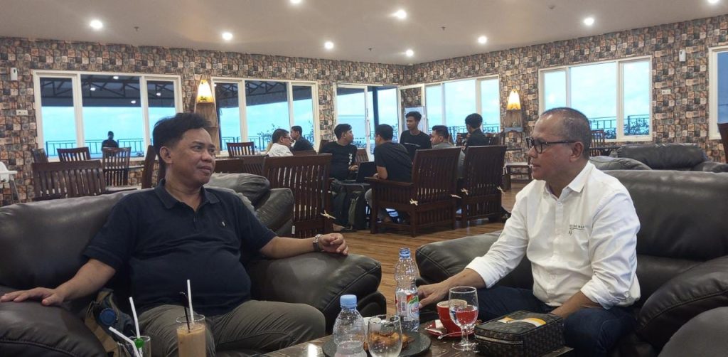 DISKUSI RINGAN : Anggota DPR RI Drs. H Mukhtarudin berdiskusi ringan dengan Direktur Media Online Kalteng.co Topan Nanyan, belum lama ini. YUDA / KALTENG.CO